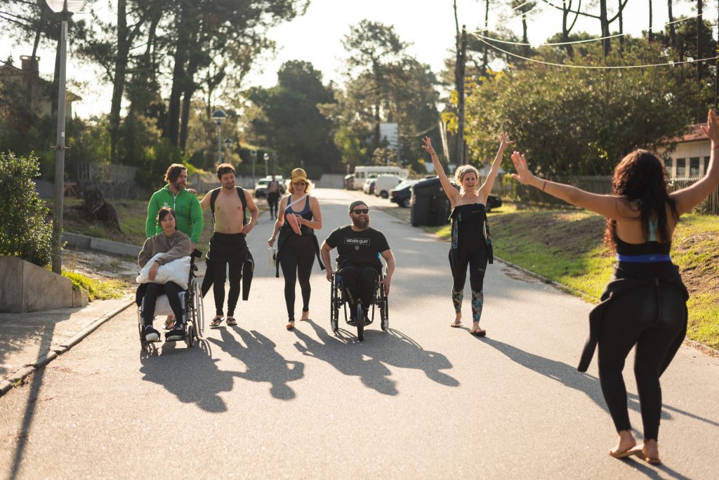 Gruppe junger Menschen, teilweise auf Rollstühlen, jubelnd