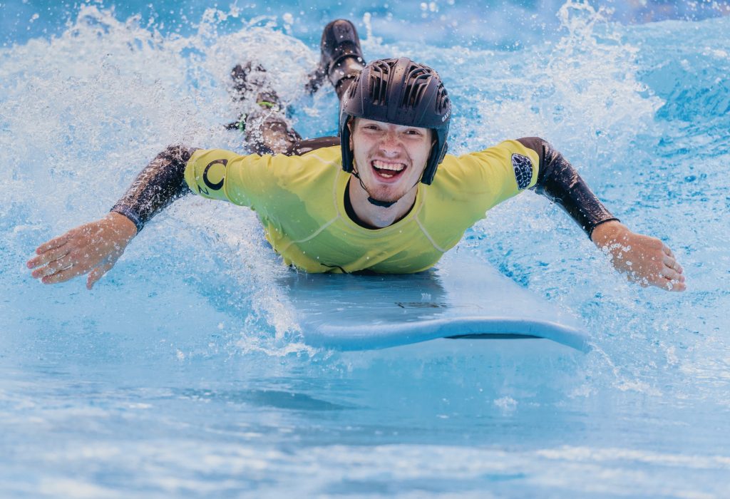 Aktion Mensch - 13.07.2025 - Inklusives Wellenreiten beim Surf-Projekt Ride Together von Open Ocean im Wave Pool der O2 Surftown MUC in Hallbergmoos bei München.