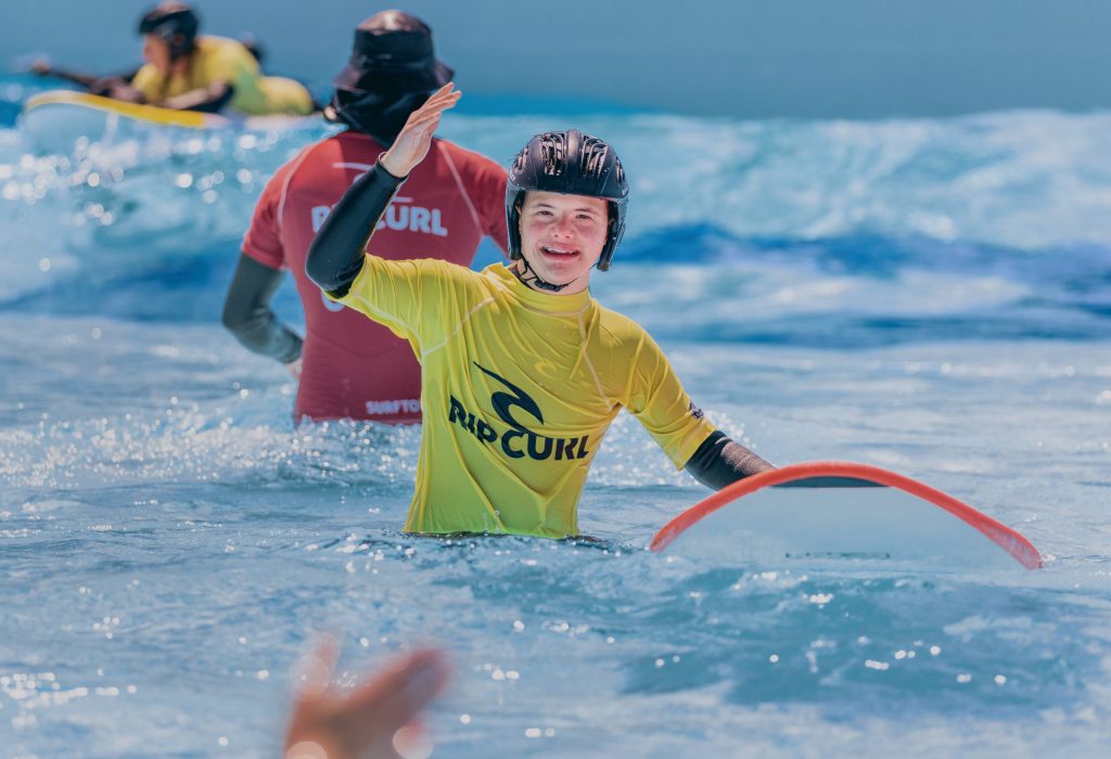 Aktion Mensch - 13.07.2025 - Inklusives Wellenreiten beim Surf-Projekt Ride Together von Open Ocean im Wave Pool der O2 Surftown MUC in Hallbergmoos bei München.