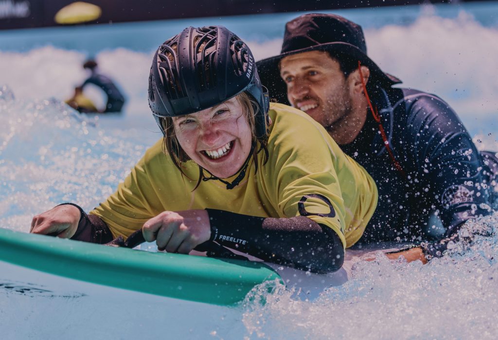 Aktion Mensch - 13.07.2025 - Inklusives Wellenreiten beim Surf-Projekt Ride Together von Open Ocean im Wave Pool der O2 Surftown MUC in Hallbergmoos bei München.